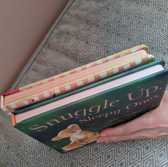 Snuggle Up & Love is a Handful of Honey Board Book - Picture 4 of 12